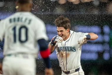 Cole Young decide en la décima y los Mariners encadenan su racha más larga de la temporada