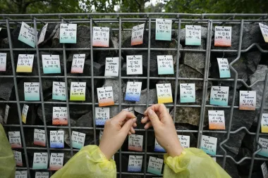 Omma Poom: el muro de los nombres y la memoria de los adoptados coreanos