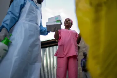 Mujeres en la primera línea: el drama silencioso de los cuidadores en el brote de Ébola en el este del Congo