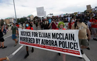 La anulación de condenas en el caso Elijah McClain y sus implicaciones para la atención de emergencias y la rendición de cuentas