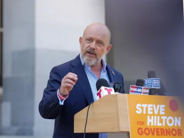Entre investigaciones y acusaciones: el Departamento de Justicia, el recuento en California y la purga en el FBI