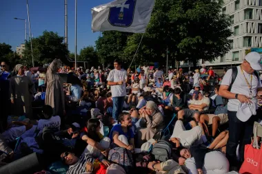 Entre alfombras de flores y multitudes juveniles: el renovado pulso de la fe en la visita papal a Madrid